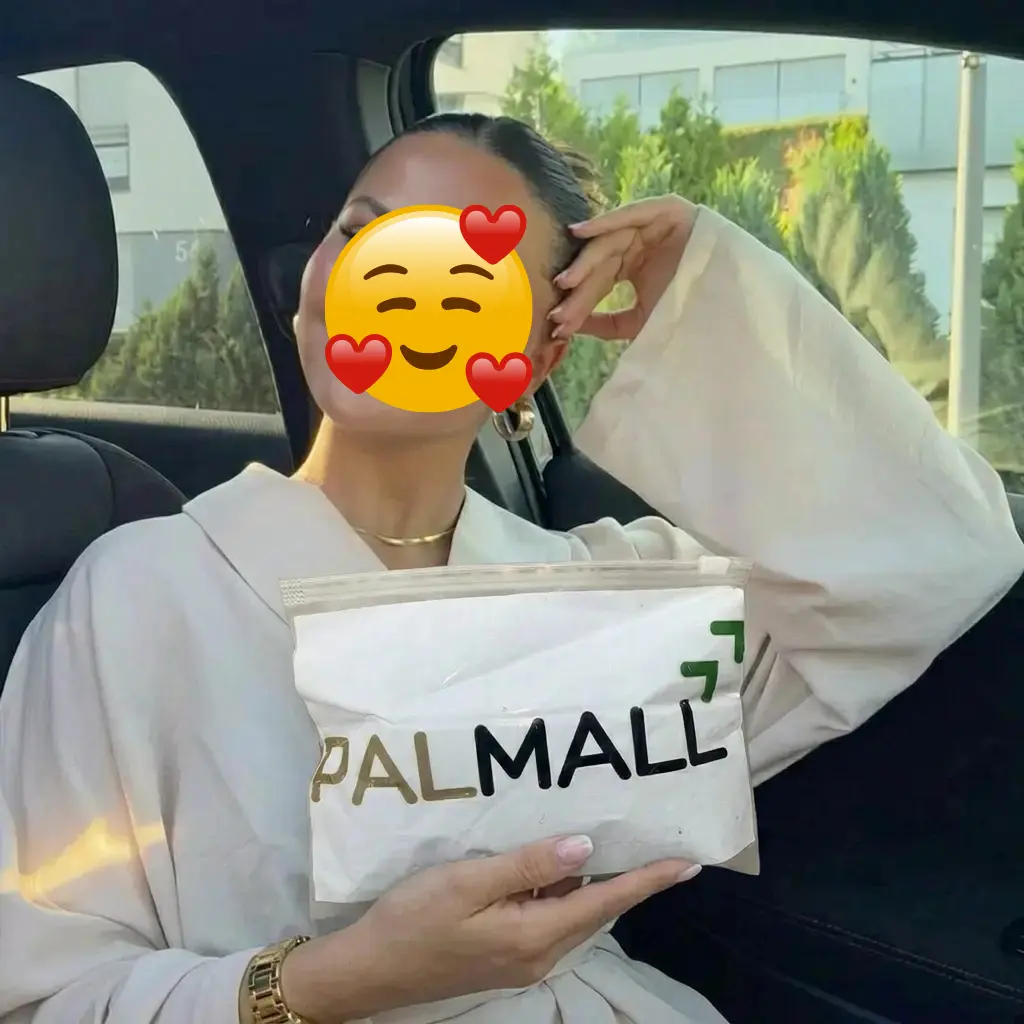 Conductrice tenant le pack PALMALL dans sa voiture
